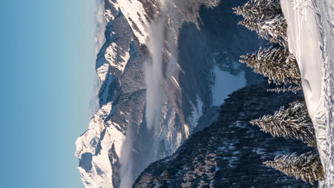 Wolken-Bewegen-Sich-Um-Das-Chatel-Tal-In-Der-Nähe-Des-Skigebiets-Avoriaz,-Französische-Alpen