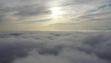 Herrliche-Wolkenlandschaft-Im-Sonnenuntergang---Luftaufnahme