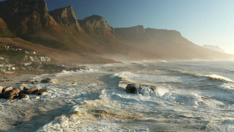 Ozeanwellen,-Die-Bei-Sonnenaufgang-In-Kapstadt,-Südafrika,-An-Der-Felsigen-Küste-Von-Bakoven-Beach-Zusammenstoßen