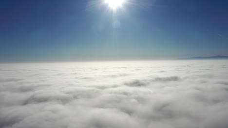 Vista-Panorámica-Sobre-La-Cama-De-Nubes-Blancas-Y-Esponjosas-Bajo-La-Luz-Del-Sol
