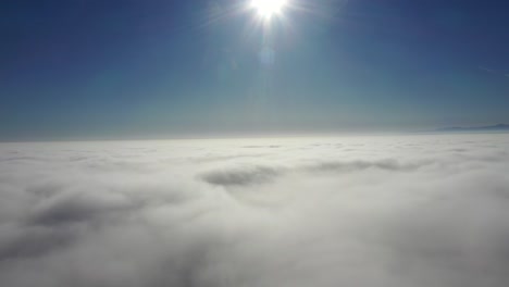 Wolkenbett-über-Hellem-Sonnenlicht,-Blick-Durch-Fensterflugzeug