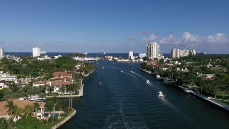 Waterfront-Neighborhood-In-Fort-Lauderdale-With-Pleasure-Boats-Sailing-In-The-New-River-In-Broward,-Florida,-USA