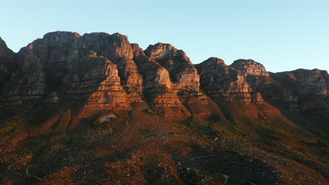 Vista-Panorámica-De-La-Cordillera-De-Los-Doce-Apóstoles-Iluminada-Con-Luz-Solar-Dorada-En-El-Parque-Nacional-De-Table-Mountain,-Ciudad-Del-Cabo,-Sudáfrica