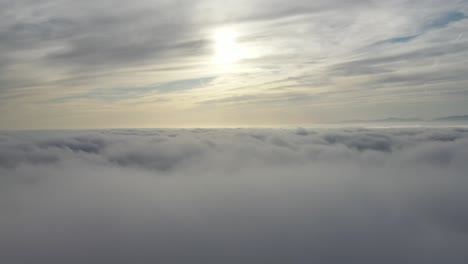 Capa-De-Nubes-Blancas-Contra-El-Espectacular-Cielo-Del-Atardecer