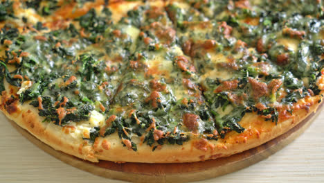Pizza-De-Espinacas-Y-Queso-En-Bandeja-De-Madera---Estilo-De-Comida-Vegana-Y-Vegetariana