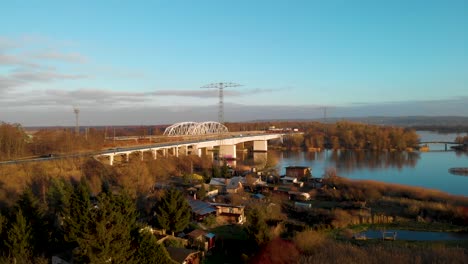 Tráfico-Y-Tren-Que-Pasa-Por-Puentes-Que-Cruzan-El-Río-Oder-Occidental-En-Szczecin,-Polonia