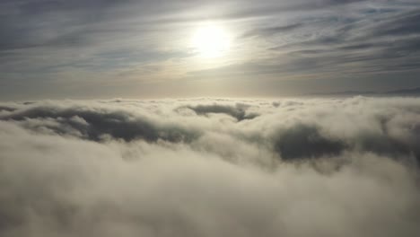 Dunkle-Stürmische-Wolken-Bei-Sonnenuntergang,-Blick-Auf-Das-Fliegende-Flugzeugfenster