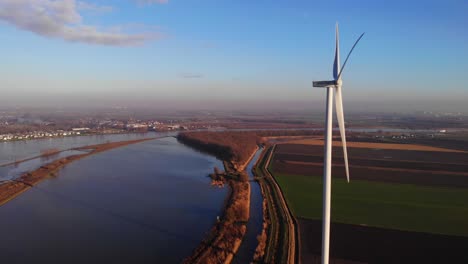 Luftaufnahme-Der-Riesigen-Windkraftanlage-Neben-Der-Oude-Maas-In-Den-Niederlanden