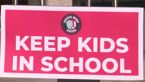 Mantener-A-Los-Niños-En-La-Escuela-Signo-De-Protesta