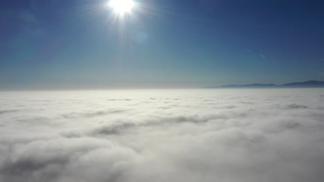 Schwenken-Durch-Weißes-Wolkenbett-Gegen-Helles-Sonnenlicht