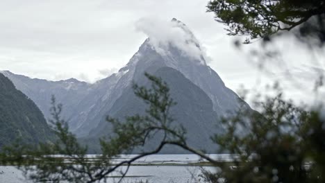 Montaña-Sobre-Un-Hermoso-Lago-En-Un-Día-Nublado