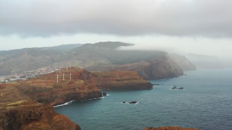 Molinos-De-Viento-De-La-Isla-De-Madeira,-Portugal