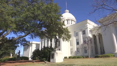 Estatua-De-James-Marion-Sims-Frente-Al-Capitolio-Del-Estado-De-Alabama