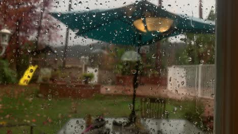 Regentropfen-Auf-Glasfenster-Während-Des-Sturms