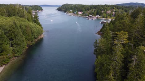 Der-Buchthafen-Von-Bamfield-British-Columbia,-Boote,-Bäume-Und-Häuser-Entlang-Des-Wassers