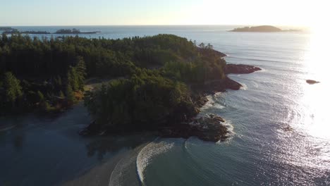 Eine-Sonnenuntergangsdrohnenaufnahme-Der-Strände-Von-Tofino-An-Der-Westküste-Von-Vancouver-Island-Britisch-Kolumbien-Kanada
