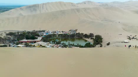 Famous-Peru-Tourist-Attraction-of-the-Desert-Oasis-Lagoon-in-Huacachina