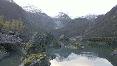 Lago-Cristalino-Con-Reflejo-De-Montaña-En-El-Agua,-Tiro-Delantero-De-Muñeca