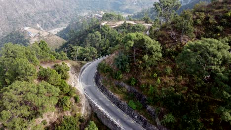 Imágenes-De-Drones-De-Una-Carretera-De-Montaña-Que-Gira-En-Las-Colinas-De-Nepal