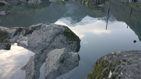 Zeigen-Sie-Eine-Filmische-Ansicht-Der-Schneebedeckten-Bergkette-In-Skandinavien,-Kippen-Sie-Den-Dolly-Nach-Vorne