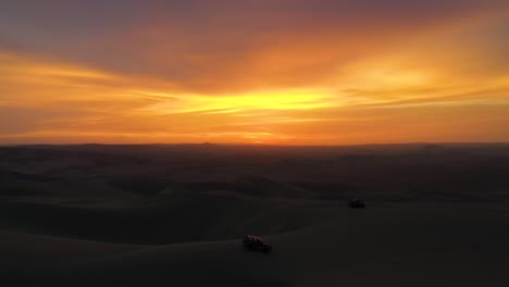 Dünenbuggy,-Der-Auf-Sanddünen-Mit-Wunderschönem-Peru-Sonnenuntergang-Fährt---Antenne