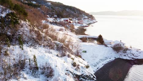 Majestätische-Insel-Indre-Fosen-In-Norwegen-Im-Winter-Mit-Sand-Bedeckt---Luftaufnahme