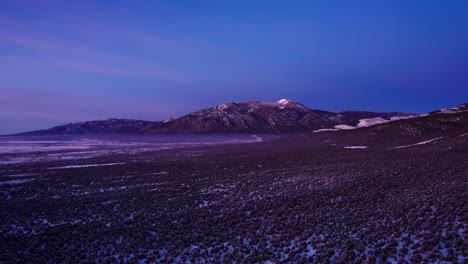 Das-Ende-Eines-Sonnenuntergangs-An-Der-Seite-Eines-Großen-Schneebedeckten-Berggipfels