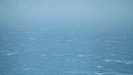 Nebelblaue-Meereslandschaft-Mit-Ruhigen-Wellen-In-Der-Nähe-Von-Vanvikan-In-Indre-Fosen,-Norwegen