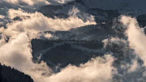 Blick-Von-Einem-Berggipfel-In-Den-Französischen-Alpen-Auf-Die-Wolken-In-Den-Schroffen-Tälern-Unten-Im-Winter---Erstaunlich-Dynamischer-Zeitraffer-Der-Wolkenlandschaft