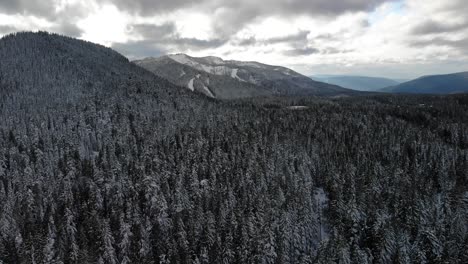 Drone-Aéreo-Avanzando-Sobre-La-Cordillera,-Mt-Hood-Bosque-Nacional-Oregon-Usa