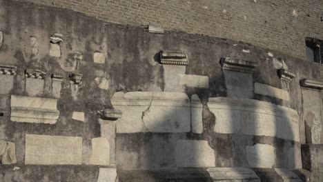 Blick-Von-Links-Nach-Rechts-Auf-Die-Historische-Stätte-Skulptur-Am-Grab-Von-Caecilia-Metella,-Via-Appia,-Das-Castrum-Caetani-Auf-Der-Via-Appia-Oder-Via-Appia-Antica,-In-Rom,-Italien