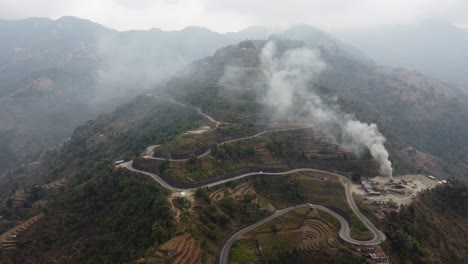 Eine-Luftaufnahme-Des-Bardibas--Oder-Bp-highways-Mit-Rauchschwaden-Aus-Einer-Nahe-Gelegenen-Pflasterproduktionsanlage-In-Nepal