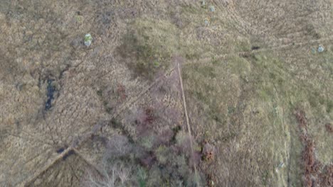 Luftaufnahmen-Von-Drohnen,-Die-über-Felder-Und-Eine-Abgelegene-Einspurige-Straße-Fliegen-Und-Sich-Langsam-Neigen,-Um-Glen-Etive-Und-Loch-Etive-Im-Schottischen-Hochland-Mit-Schneebedeckten-Bergen-Und-Einem-Wald-Zu-Enthüllen