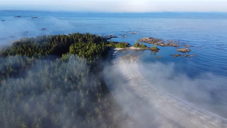Ein-Abgelegener-Strand-An-Der-Westküste-Auf-Vancouver-Island-British-Columbia-Mit-Wolken,-Die-Sich-über-Wasser-Und-Bäume-Bewegen