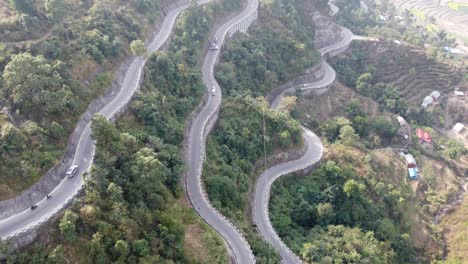 Eine-Luftaufnahme-Des-Verkehrs-Auf-Dem-Bp-highway,-Dem-Bardibas-highway,-Der-Die-Serpentinen-Und-Kurven-Zeigt,-Die-Sich-Durch-Die-Hügel-Von-Nepal-Schlängeln