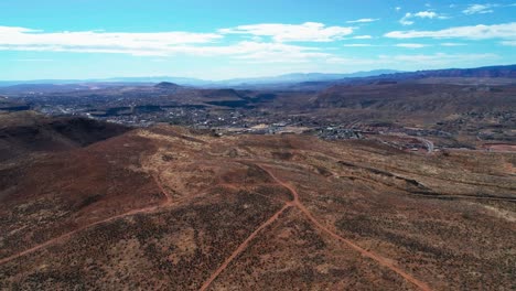 Drohnenaufnahme-Mit-Blick-über-Eine-Klippe-Auf-Die-Stadt-La-Verkin-Im-Süden-Von-Utah