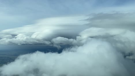 Fliegen-Durch-Einige-Wolken-über-Palma-De-Mallorca,-Spanien,-Aufgenommen-Aus-Einem-Cockpit