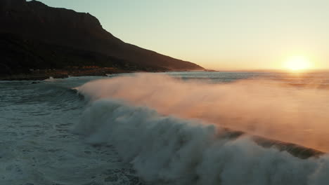 Flutwellen,-Die-Während-Des-Sonnenuntergangs-In-Kapstadt,-Südafrika,-Entlang-Der-Küstenlinie-Eines-Strandes-Brechen---Breite-Aufnahme