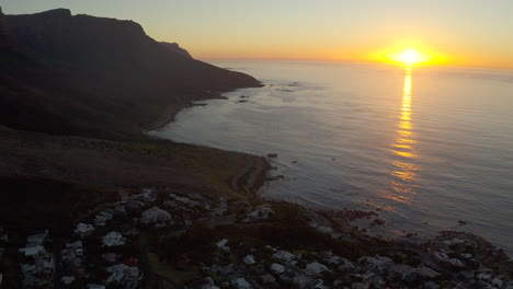 Sonnenuntergang,-Der-Auf-Dem-Ruhigen-Meer-Vom-Vorort-Bakoven-In-Kapstadt,-Südafrika,-Nachdenkt