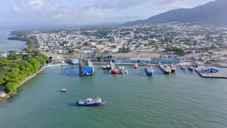 Boats-Dock-In-The-Port-Of-Puerto-Plata-At-Daytime-Near-The-La-Puntilla-Park-In-Dominican-Republic