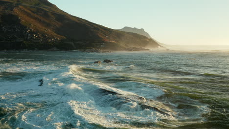 Wogende-Wellen-über-Felsen-Am-Strand-Von-Oudekraal-In-Kapstadt,-Südafrika