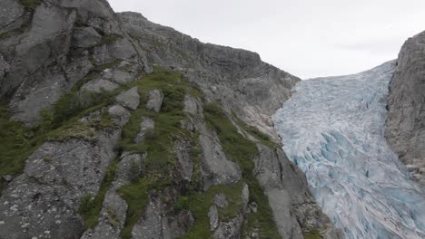 Majestätischer-Massiver-Gletscher-In-Der-Nähe-Von-Rocky-Mountains,-Seitliche-Fliegenaufnahme-Aus-Der-Luft
