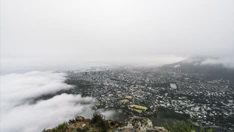 Die-Aussicht-Nach-Dem-Wandern-Auf-Dem-Löwenkopf-Und-Den-Wolken,-Die-über-Kapstadt-In-Der-Südafrikanischen-Republik-Ziehen