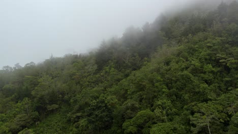 Aerial-Dolly-In-Chirripo-Green,-Dichter-Waldhang,-Bedeckt-Mit-Weißen-Nebelwolken,-Canaan-De-Rivas,-Costa-Rica