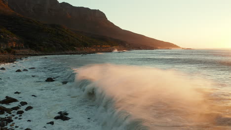 Malerische-Wellen,-Die-Während-Des-Sonnenuntergangs-Am-Naturschutzgebiet-Oudekraal-In-Kapstadt,-Südafrika,-Am-Gezeitenstrand-Rollen