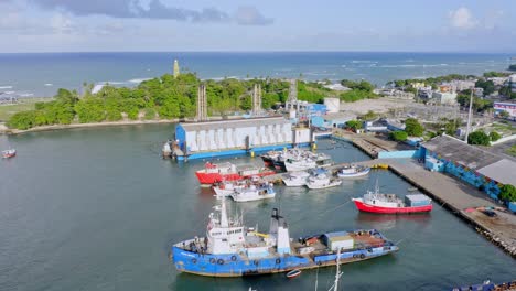 Luftaufnahme-Des-Hafens-Von-Puerto-Plata-Mit-Industrieschiffen-Und-Booten-In-Der-Nähe-Des-La-Puntilla-Parks-In-Der-Dominikanischen-Republik