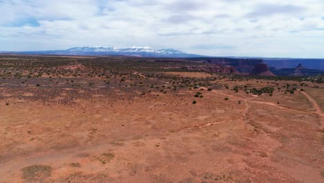Aerial-drone-shot-over-the-desert-of-Utah-with-Canyon-National-Park