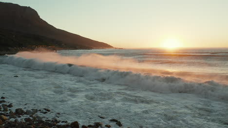 Sonnenuntergang-über-Dem-Meer-Mit-Brechenden-Wellen-In-Kapstadt,-Südafrika
