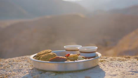 Sirviendo-Café-En-El-Desierto-Con-Makineta