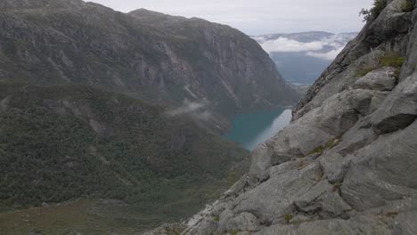 Wunderschönes-Bergtal-Und-Blaue-Seen,-Luftdrohnenaufnahme